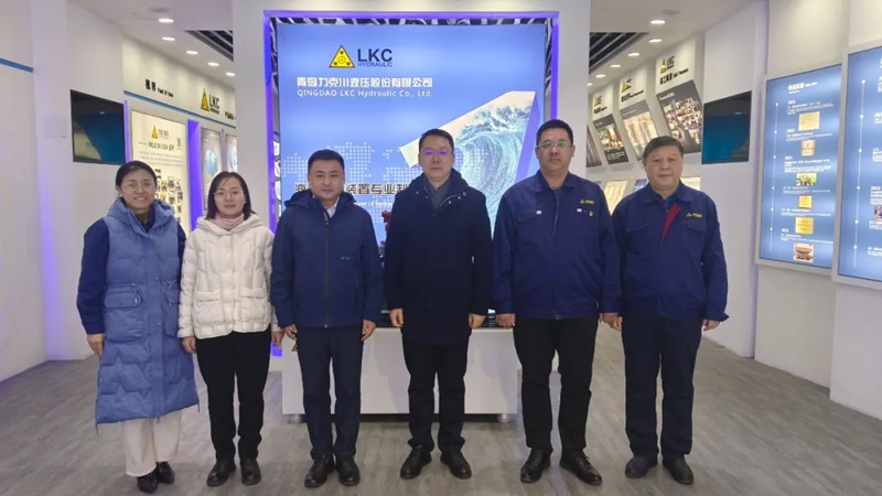 高新區工委委員、管委副主任張建軍一行蒞臨青島力克川液壓股份有限公司調研指導1.jpg